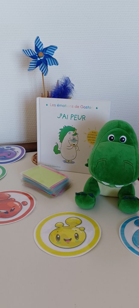 Peluches et supports ludiques pour accompagner les émotions des enfants